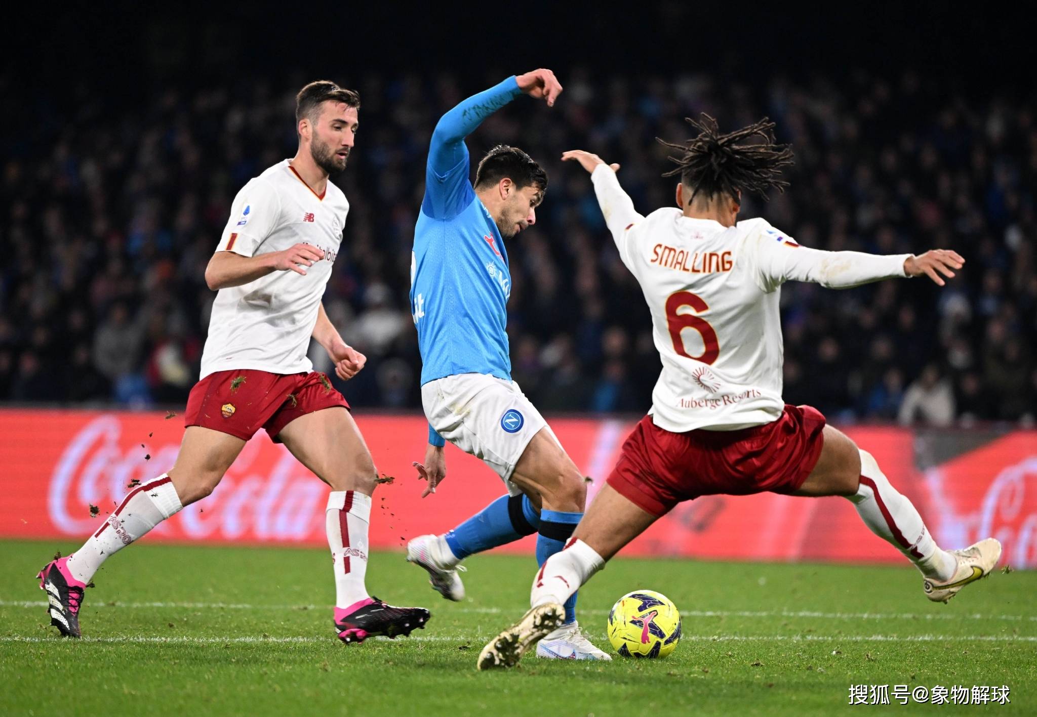 比利亚雷亚尔训练开放日;清晨篮板制胜引欢呼;欧冠在即;团队化学反应显著 比利亚雷亚尔训练开放日;清晨篮板制胜引欢呼;欧冠在即;团队化学反应显著