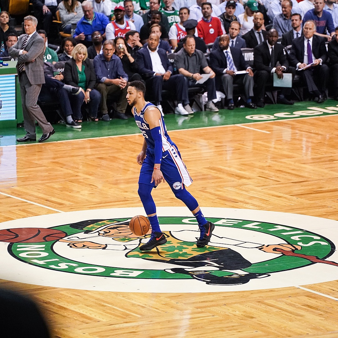 爱游戏中国官网-转会期费城76人远射贴柱——欧联节点到来，更衣室稳定，赛程密集仍需轮换(美国76人队著名球员)