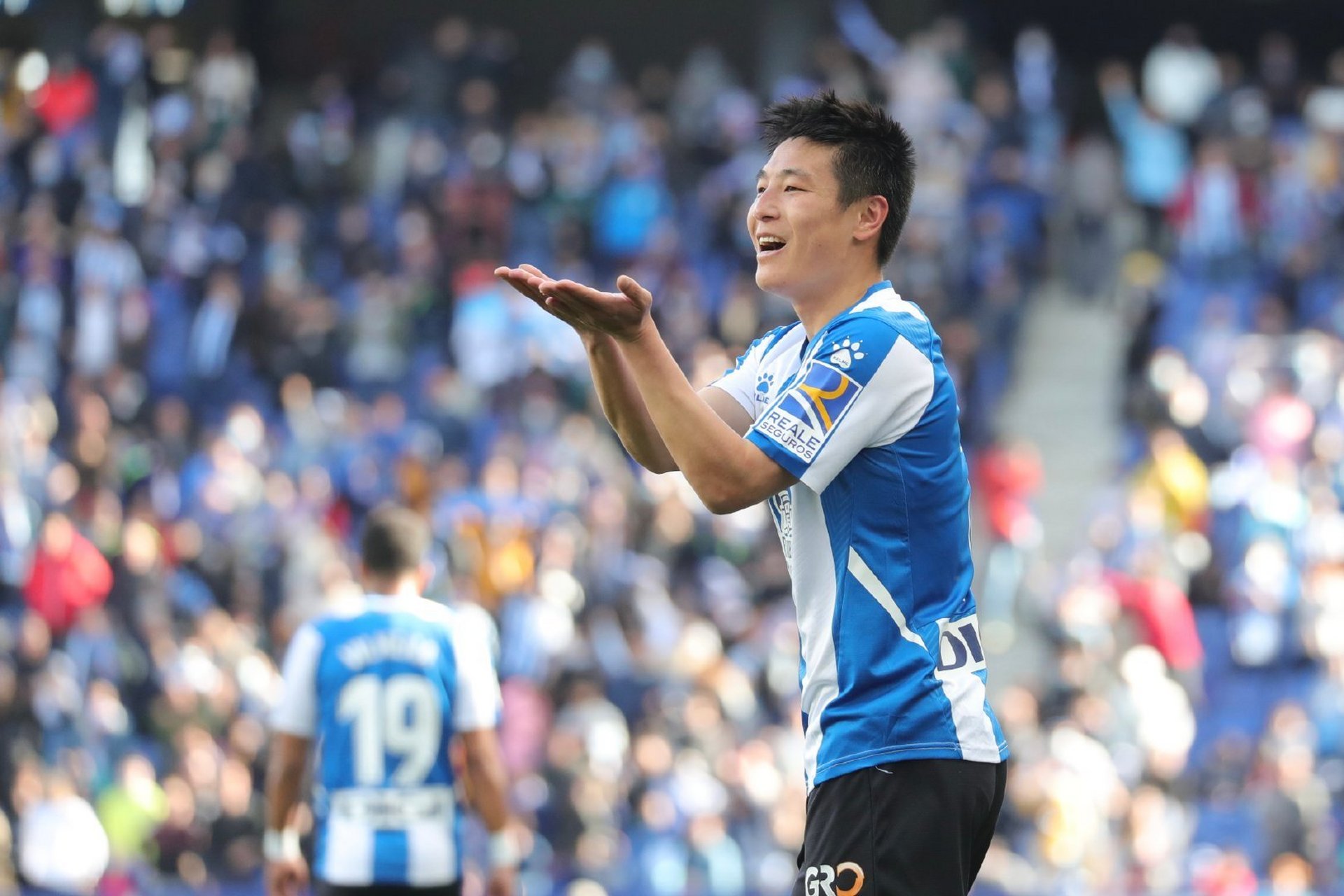 今夜上海海港备战西甲,更衣室发声细节曝光,质疑声仍在,团队化学反应显著(西甲联赛直播在线观看免费) 今夜上海海港备战西甲,更衣室发声细节曝光,质疑声仍在,团队化学反应显著(西甲联赛直播在线观看免费)